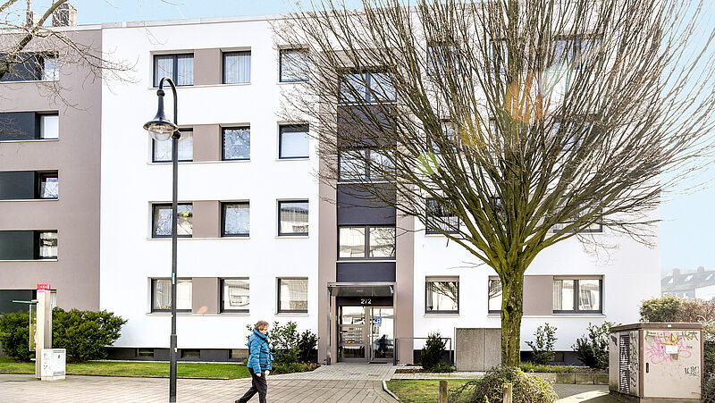 Fassadenanstrich im warmen Weiß, Steingrau und Dunkelgrau eines Wohnkomplexes durch die Firma Ingenbleek aus Dortmund