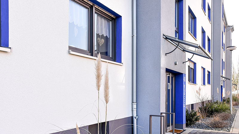 Anstrich der Faschen und Teilflächen in Enzianblau von einem Wohnkomplex auf der Ennepestraße in Bochum
