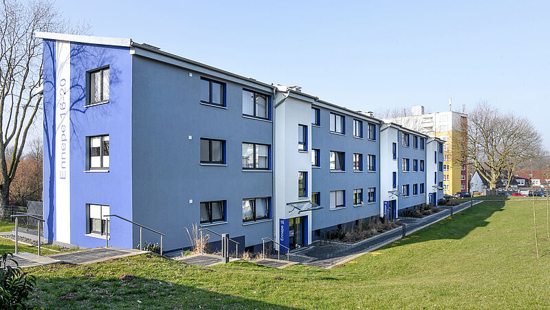 Fassadenanstrich in Enzianblau, Schneeweiß und Grau von Wohngebäuden in Bochum durch die Firma Ingenbleek